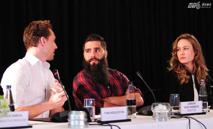 Đạo diễn Jordan Vogt-Roberts bên hai ngôi sao của Hollywood - Ảnh: Tùng Đinh