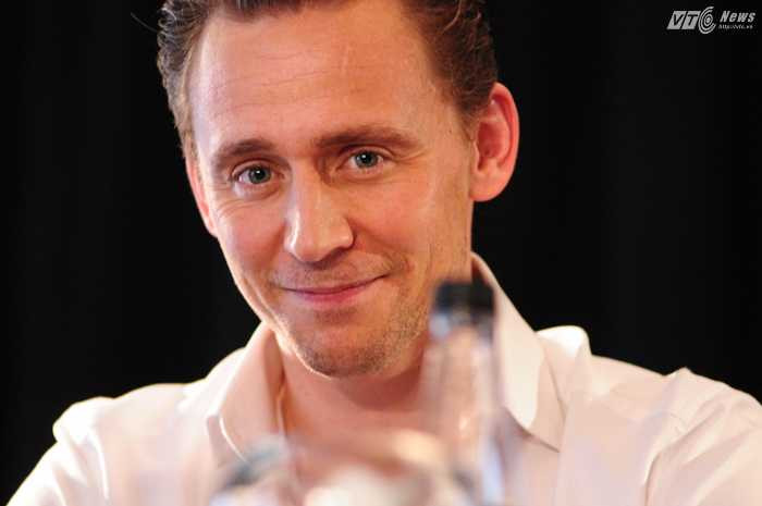 Vẻ điển trai của Tom Hiddleston khiến nhiều fan nữ điêu đứng - Ảnh: Tùng Đinh