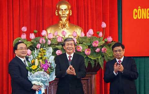 Ủy viên Bộ Chính trị, Thường trực Ban Bí thư Đinh Thế Huynh và Ủy viên Bộ Chính trị, Trưởng ban Tổ chức Trung ương Phạm Minh Chính chúc mừng tân Bí thư Hà Nội Hoàng Trung Hải. Ủy viên Bộ Chính trị, Thường trực Ban Bí thư Đinh Thế Huynh và Ủy viên Bộ Chính trị, Trưởng ban Tổ chức Trung ương Phạm Minh Chính chúc mừng tân Bí thư Hà Nội Hoàng Trung Hải.