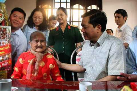 Bí thư Đinh La Thăng thăm Mẹ Việt Nam Anh hùng - Ảnh: Dân trí Bí thư Đinh La Thăng thăm Mẹ Việt Nam Anh hùng - Ảnh: Dân trí