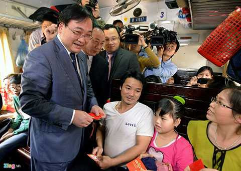 Bí thư Thành ủy Hà Nội lì xì cho hành khách Bí thư Thành ủy Hà Nội lì xì cho hành khách