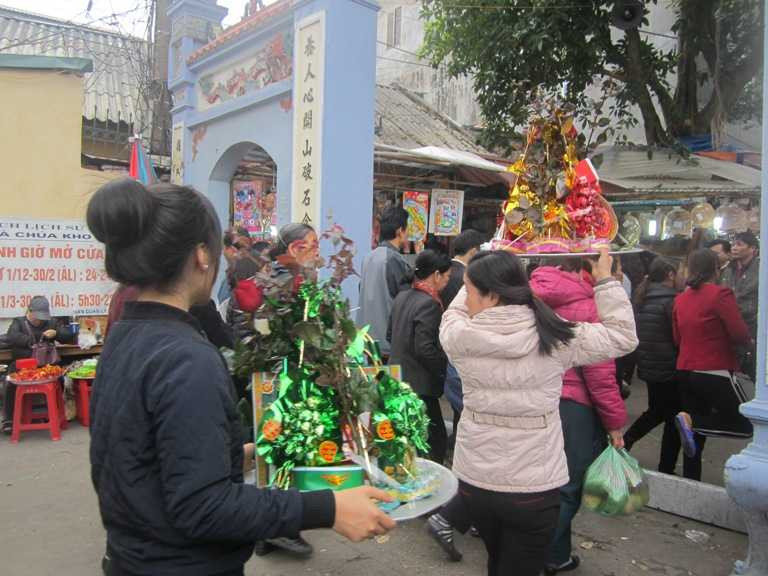 Luôn có một đội ngũ đông đảo làm dịch vụ dâng lễ thuê nếu khách hàng có nhu cầu.