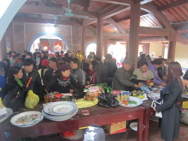 Bên ngoài, nhiều người bắt đầu chia lộc sau khi làm xong thủ tục xin lễ đầu năm.