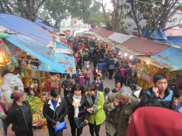 Đền Bà Chúa Kho luôn đông khách tập phương đến hành lễ.