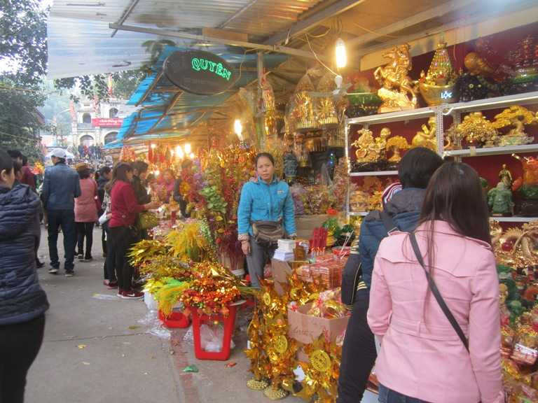 Vàng mã được bày bán khắp lối đi tới đền Bà Chúa Kho.
