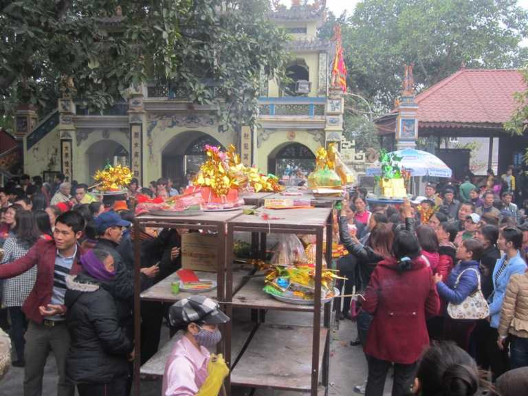 Du khách chen nhau đặt lễ bên ngoài điện thờ.