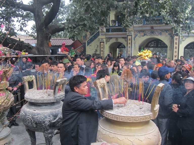 Với số lượng người đông nghịt, việc chen vào để thắp hương cũng không phải điều dễ dàng.