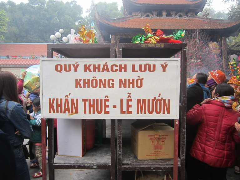 Quy định không khấn thuê, lễ mướn được Ban tổ chức ghi rất rõ bên ngoài điện thờ.