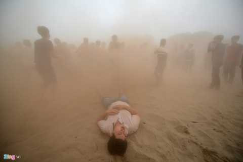 Hỗn loạn, ngất xỉu tại lễ hội cướp phết