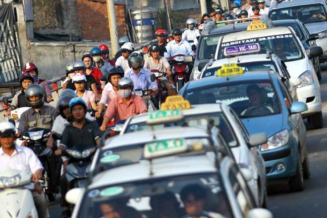 Giá xăng thấp kỷ lục, cước taxi giảm bao nhiêu là hợp lý?