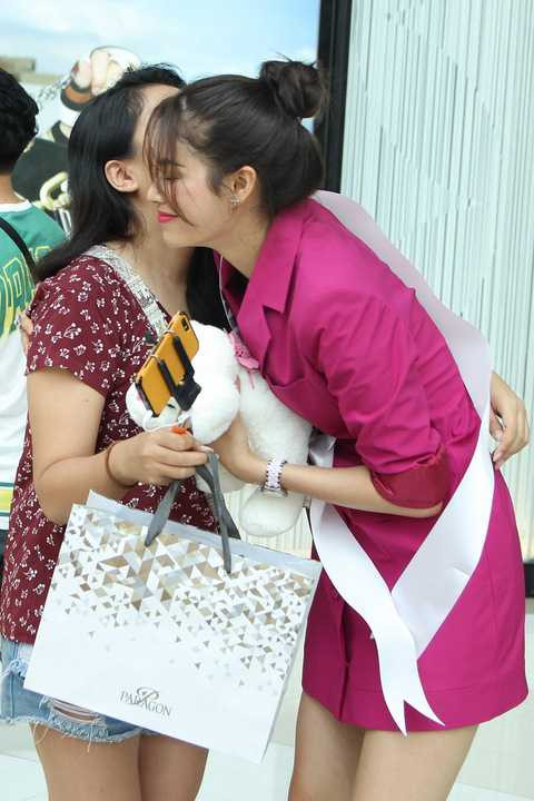 Đặc biệt, Phạm Hương còn lại bạn cùng phòng cùng hoa hậu Thái Lan, nên cô còn được chú ý đặc biệt tại Thái. Chính vì thế, những hình ảnh Phạm Hương tung trên trang cá nhân đang ở Thái đã nhận được hàng trăm inbox mong muốn được gặp gỡ và tặng quà của các bạn fan hâm mộ từ Thái Lan.