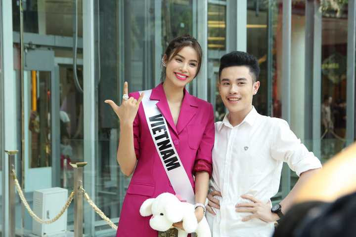 Chiều ngày 20/02, tại Siam Pagagon, một trong những trung tâm thương mại đông đúc nhất Thái Lan, có hơn 30 bạn fan đã chờ sẵn để mong gặp Phạm Hương. Ngay khi thấy người đẹp. Các fan reo hò và bất ngờ đeo dãy băng đeo (Miss Vietnam), khiến nhiều người khác lập tức nhận ra Hoa hậu Hoàn vũ Việt Nam đang ở Siam nên bắt đầu tập trung và xin chụp ảnh.