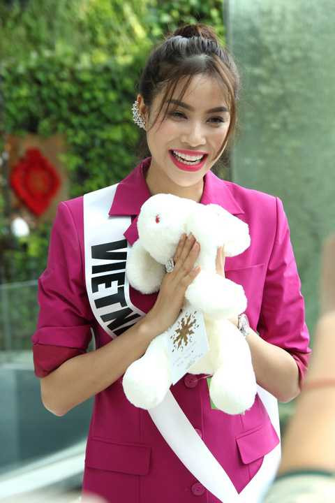 Phạm Hương rất bất ngờ khi nhận được nhiều tình cảm, hoa, quà từ các fan. Họ chia sẻ rất vui khi gặp lại cô và bày tỏ mong muốn Phạm Hương sẽ dự thi một cuộc thi nhan sắc nữa vì nhan sắc Hương rất xinh đẹp và cuốn hút. Đáp lại chân tình của fan, Phạm Hương còn “ngẫu hứng” trình diễn catwalk cho các bạn xem trong tiếng reo hò cổ vũ nồng nhiệt. Sự chuyên nghiệp trong từng bước đi của Phạm Hương khiến fan Thái Lan vô cùng hào hứng và thích thú.