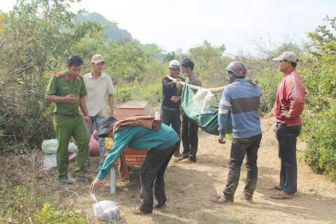 Nam thanh niên được cơ quan chức năng đưa về nghĩa trang Nam thanh niên được cơ quan chức năng đưa về nghĩa trang