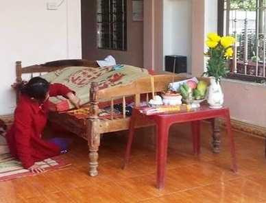 Người thân khóc nức nở cạnh thi thể nạn nhân.