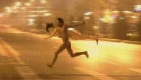 Người ở ông trần như nhộng ôm búp bê chạy loạn trên phố