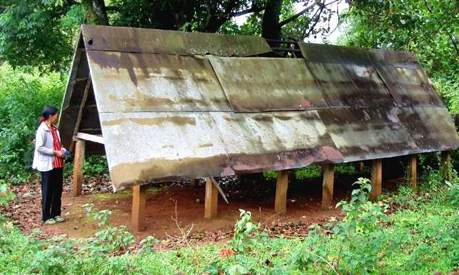 Người phụ nữa này đang mang cơm cho người chết Người phụ nữa này đang mang cơm cho người chết