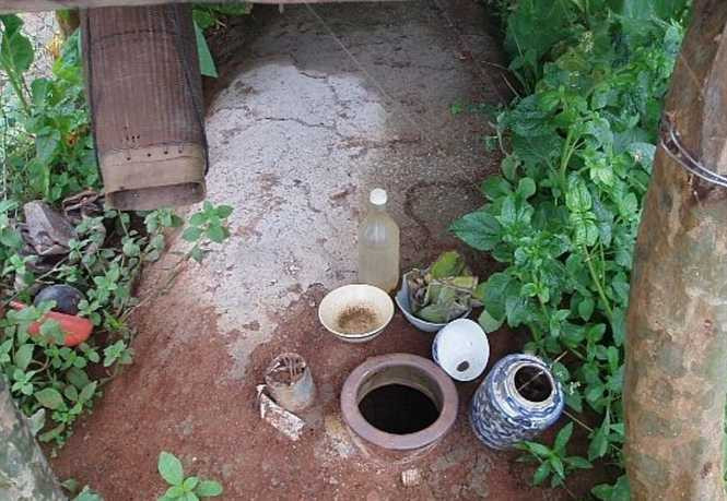 Những ngôi nhà ma với các vật dụng được chia và đồ ăn, uống cho người chết Những ngôi nhà ma với các vật dụng được chia và đồ ăn, uống cho người chết