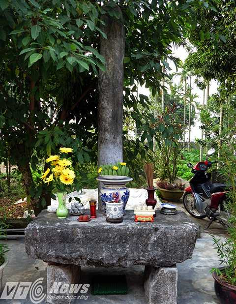 Tương truyền, xưa kia cột đá thông thiên đặt trước đền, nơi vẫn diễn ra các dịp lễ Minh Thề 