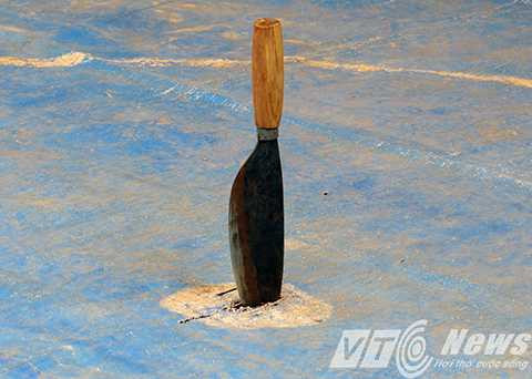 Con dao bầu được cắm giữa vòng tròn trước Đài thể, sau đó sẽ dùng cắt tiết gà