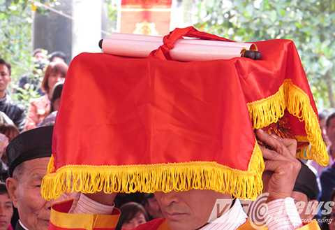 Hịch văn thề được rước từ trong đình ra Đài thề