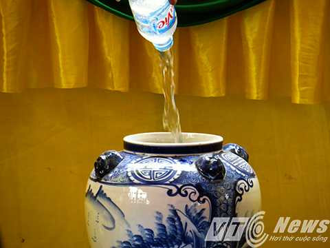 Một bình rượu lớn được đặt trước Đài thề để pha tiết gà và rượu, sau khi hành lễ, tuyên thề, mọi người cùng uống chén rượu thề