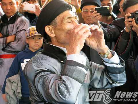 Chủ tế là trưởng thôn uống rượu thề trước, sau đó đến các chức sắc trong làng