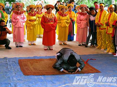 Sau lễ Minh Thề, chủ tế hành lệ tạ ơn thần linh trước đài thề