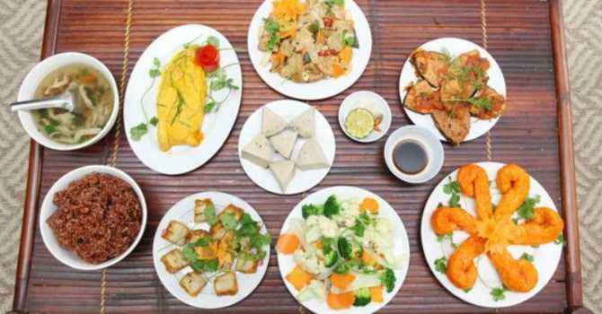 Cỗ chay đang trở thành xu hướng lựa chọn của nhiều gia đình trong ngày rằm, giỗ chạp. 