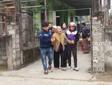 Người nhà ông Đặng Văn Phái đau xót khi con trâu của gia đình nổi điên húc chết ông