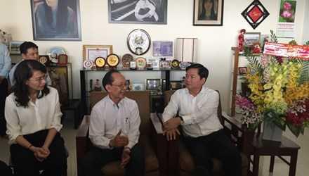 Cuộc trò thuyện thân tình giữa Bí thư Đinh La Thăng và GS. Trần Đông A (giữa). Ảnh Quốc Ngọc