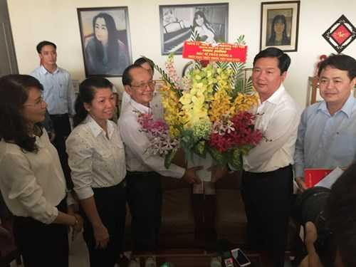 Ông Đinh La Thăng thăm hỏi, tặng hoa và quà cho Giáo sư Trần Đông A nhân dịp Ngày Thầy thuốc Việt Nam 27/2 sắp tới. Ảnh: Quốc Ngọc