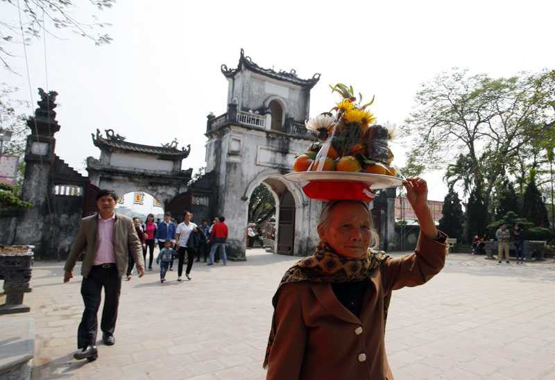 Từ sáng sớm 21/2, nhân dân khắp nơi đã về đền Trần dâng lễ.