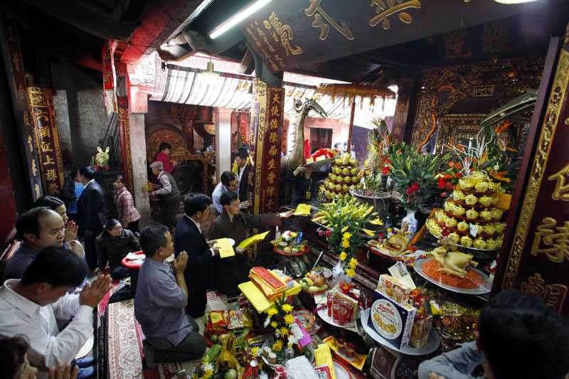 Nhiều gia đình, đoàn hành hương đã về đền Trần dâng lễ từ ngày 20, 21/2