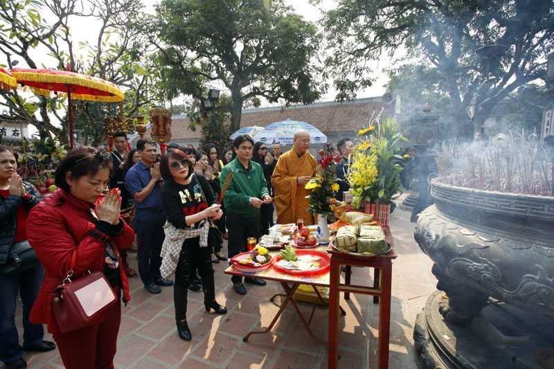 Nhiều đoàn đi lễ từ các tỉnh thành đã về đền Trần dâng lễ từ sáng 21/2