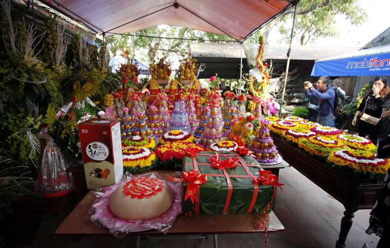 Ngoài hoa, quả, bánh, rượu, trầu cau thì mâm lễ “khủng” còn có cặp bánh chưng, bánh dày.