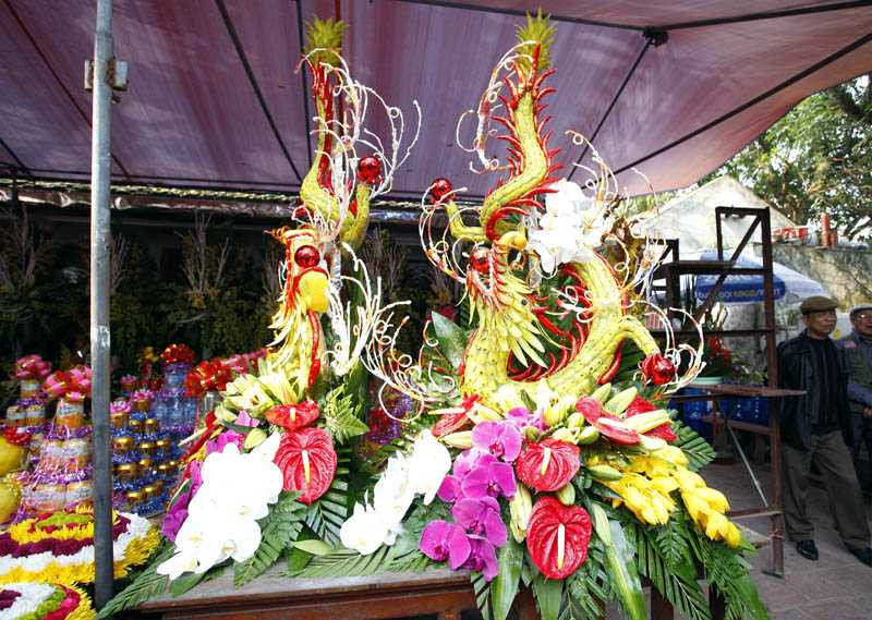 Đặc biệt là sự xuất hiện của cặp “Long giáng ngậm ngọc” có giá 14 triệu đồng. Theo các nghệ nhân, để tạo cặp Long giáng ngậm ngọc độc đáo, hiếm thấy như thế này rất kì công và mất thời gian, chỉ được thực hiện trong những dịp lễ rất lớn.