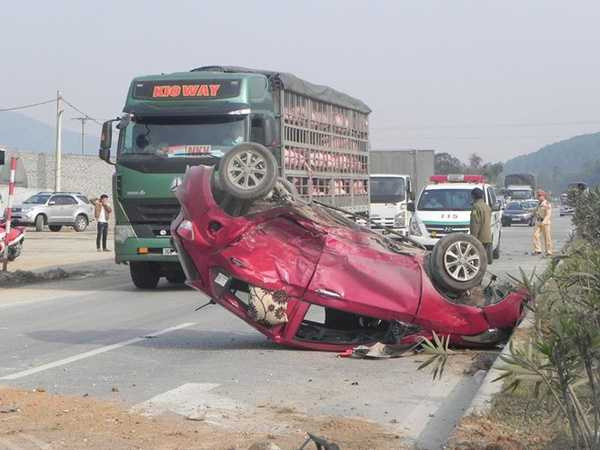 Vụ tai nạn gây ra tình trạng ách tắc giao thông cục bộ. Ảnh: Nguyễn Thắng.