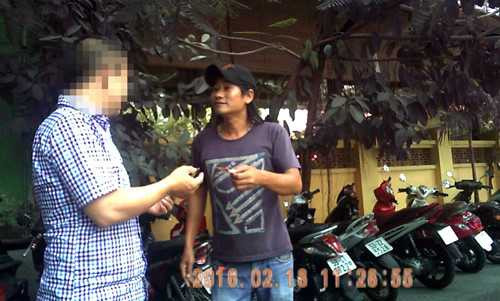 Tiến thu 30.000 đồng giữ ô tô trên đường Nguyễn Văn Chiêm vào ngày 18.2.2016 - Ảnh: Nguyên Đức