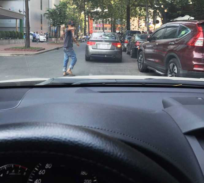 Tiến hướng dẫn chúng tôi đậu xe