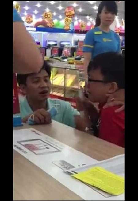 Cậu bé tỏ ra vô cùng hoảng sợ trước sự việc vừa xảy ra với bản thân. (Ảnh: Cắt từ clip)