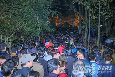 Đêm 21/2, lễ khai ấn đền Trần diễn ra tại đền Thiên Trường thuộc Khu di tích đền Trần (phường Lộc Vượng, TP Nam Định). Hàng vạn người khắp các nơi đổ về khiến vòng ngoài đền đông nghịt người, không còn một chỗ trống.