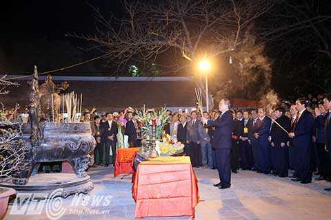 Đến dự lễ khai ấn Đền Trần có ông Nguyễn Thiện Nhân - Chủ tịch Ủy ban Trung ương Mặt trận Tổ quốc Việt Nam, Bộ trưởng Bộ Công an, Trần Đại Quang và nhiều quan chức địa phương.