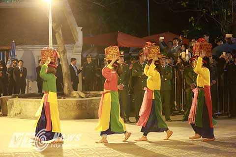 Sau khi các thủ tục kết thúc, đoàn rước thuộc phường Lộc Vượng (TP Nam Định) bắt đầu nghi thức rước lễ.Khung cảnh tái diễn sự hỗn loạn như lễ khai ấn Đền Trần các năm trước. Rất nhiều người không đi theo hàng lối đã dựng sẵn mà leo trèo vào phía trong cho nhanh.