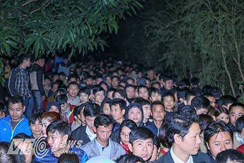 Khi mở cổng đền để các đại biểu có thẻ vào, lực lượng chức năng chỉ mở một cánh, nên xảy ra tình trạng ùn ứ tại cổng phụ của đền.