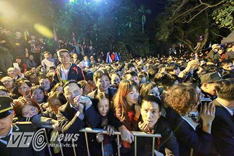 Trong khi lực lượng chức năng chưa kịp tháo dỡ hàng rào chắn ở cửa điện chính của Tiên Miếu, rất nhiều thanh niên đồng loạt trèo rào vào trong điện, dẫn đến hỗn loạn. Và chỉ một vài phút sau khi cửa được mở, biển người lấp kín sân Tiên Miếu.