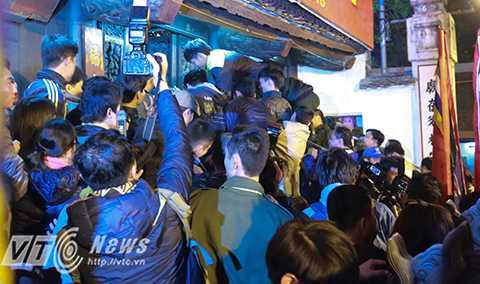 Khung cảnh tái diễn sự hỗn loạn như lễ khai ấn Đền Trần các năm trước. Rất nhiều người không đi theo hàng lối đã dựng sẵn mà leo trèo vào phía trong cho nhanh.