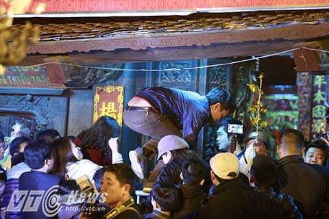 Rất nhiều thanh nhiên quá khích, bất chấp sự an toàn của những người xung quanh, đồng loạt trèo qua hàng rào sắt để vào trong đền.