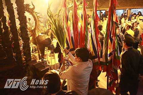 Cảnh cướp lộc trở nên hỗn loạn hơn khi hàng trăm người lao vào xô đẩy khiến nhiều đồ vật trên điện thờ bị rơi xuống đất