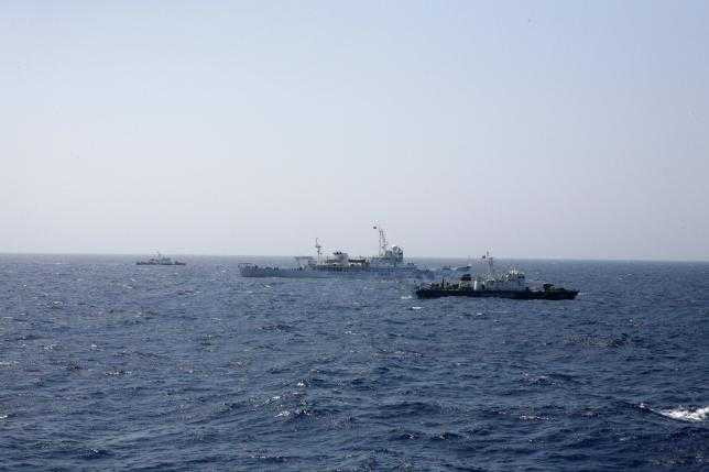 Tàu chấp pháp Việt Nam di chuyển bên cạnh tàu Hải giám Trung Quốc năm 2014